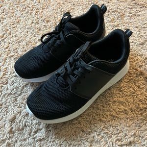 Kids uniform sneaker sz 3